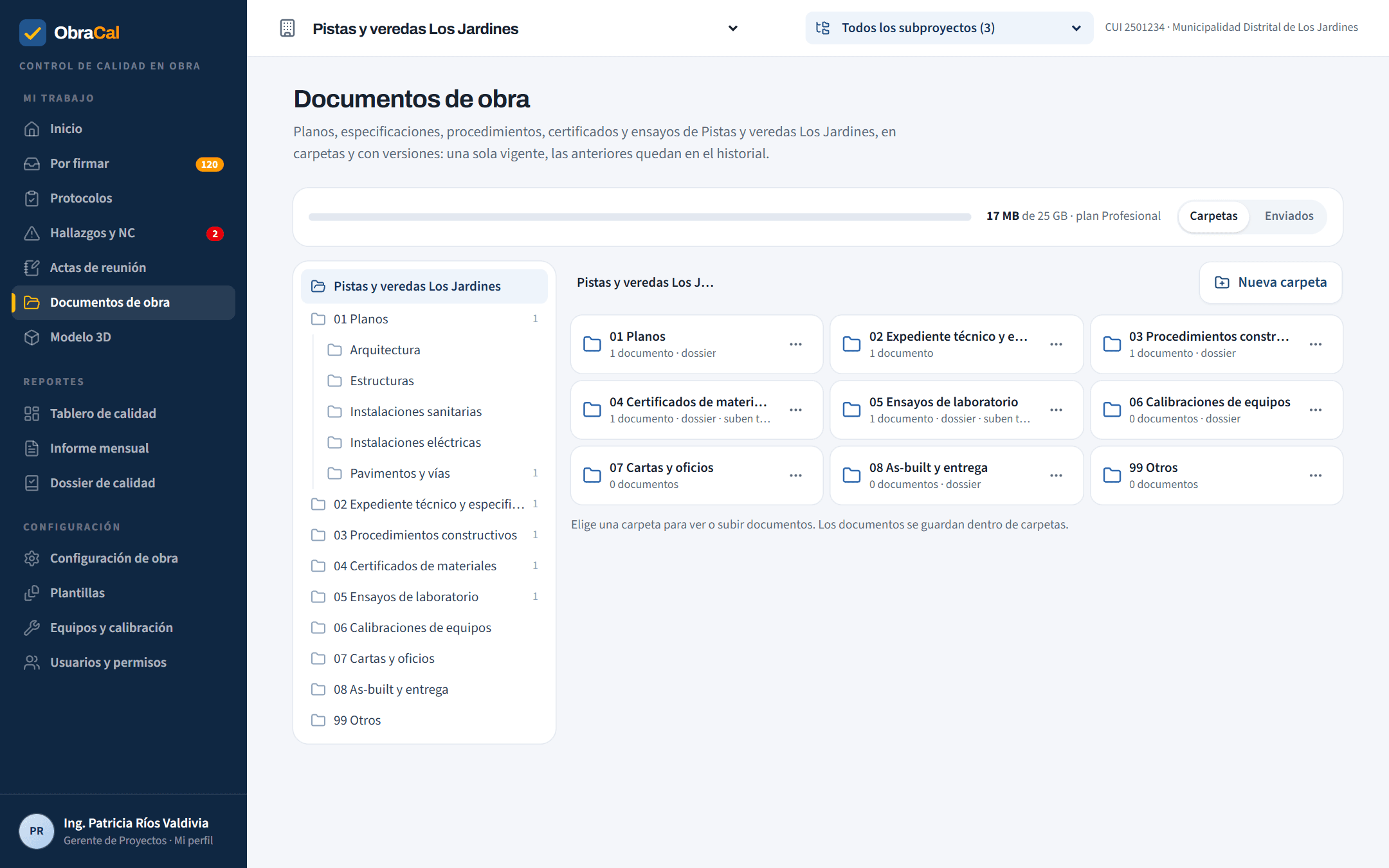Documentos de obra en carpetas (planos, expediente técnico, certificados, ensayos, calibraciones) con el espacio usado del plan